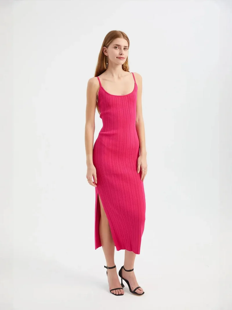 زوبعة فستان ماكسي ضيق بدون أكمام بحمالات رفيعة وفتحة جانبية