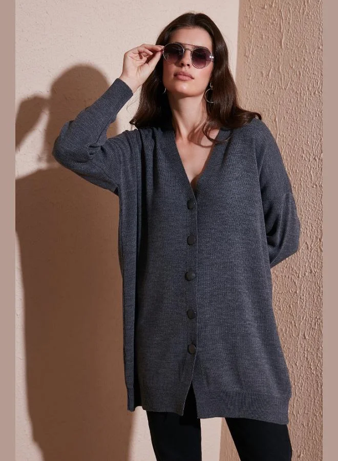 ليلا كارديجان ليلا نسائي بياقة على شكل حرف  وأزرار