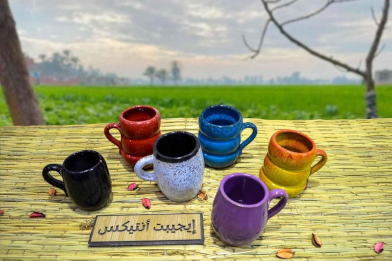 أكواب فخارية بألوان مختلفة، مصنوعة يدوياً بالكامل في مصر، من إنتاج شركة إنتكس المصرية (بنفسجي).