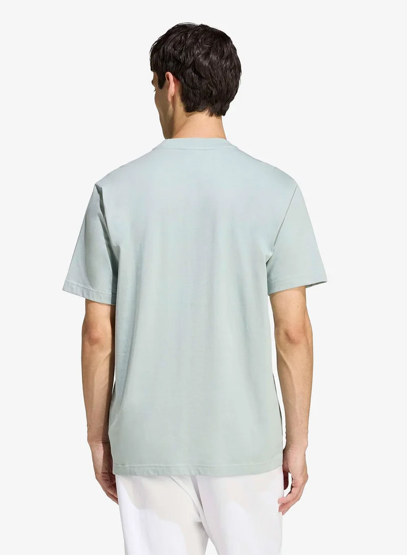 اديداس تيشيرت أساسي مزين بشعار صغير للماركة