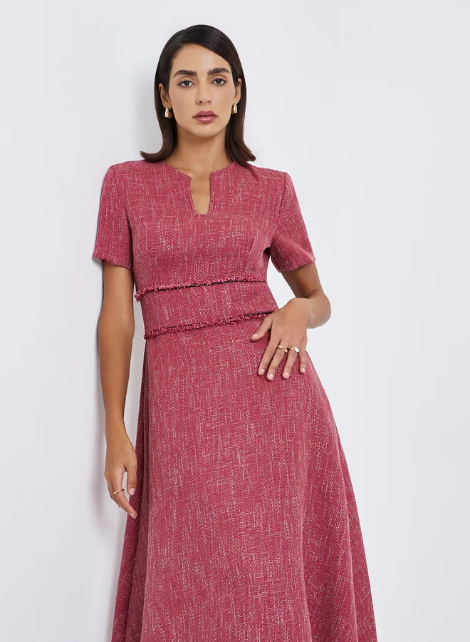 ستايلي فستان ميدي بأكمام قصيرة وخط  مع تطريز عند الخصر