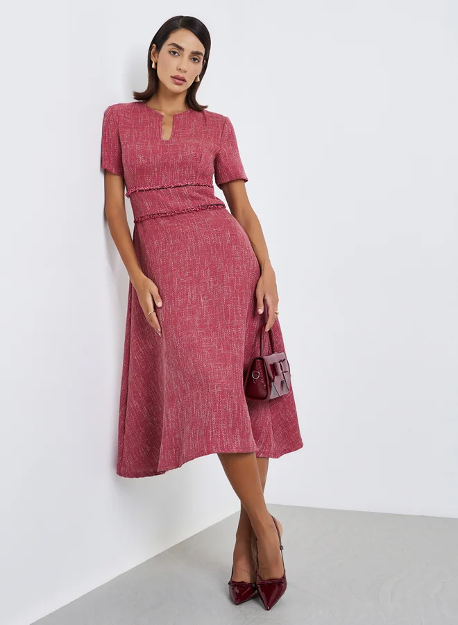 ستايلي فستان ميدي بأكمام قصيرة وخط  مع تطريز عند الخصر