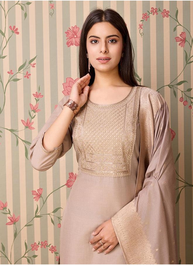 DW Embroidered Straight Kurta with Trouser and Dupatta Set by Styli  - Image 5