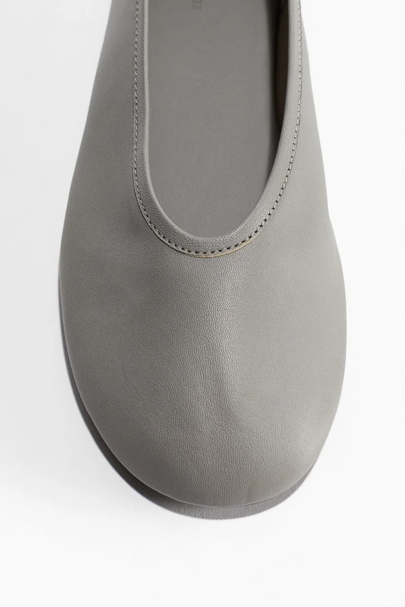 اتش اند ام حذاء باليه من الجلد