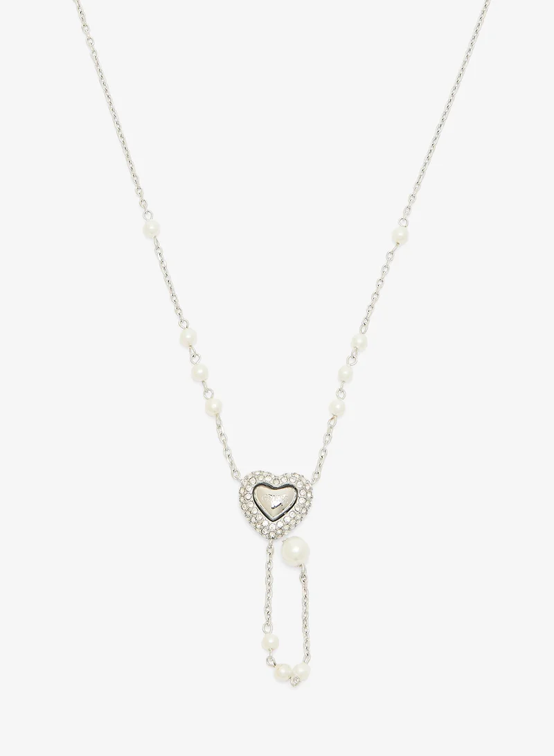 جس قلادة سلسلة على شكل حرف  مرصعة بالقلوب