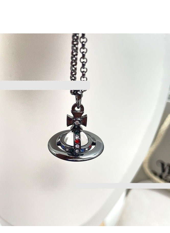 فيفيان ويستوود قلادة كوكبية فيفيان ويستوود مايفير ثلاثية الأبعاد - متوفرة بألوان متعددة (قلادة سوداء) - Image 1