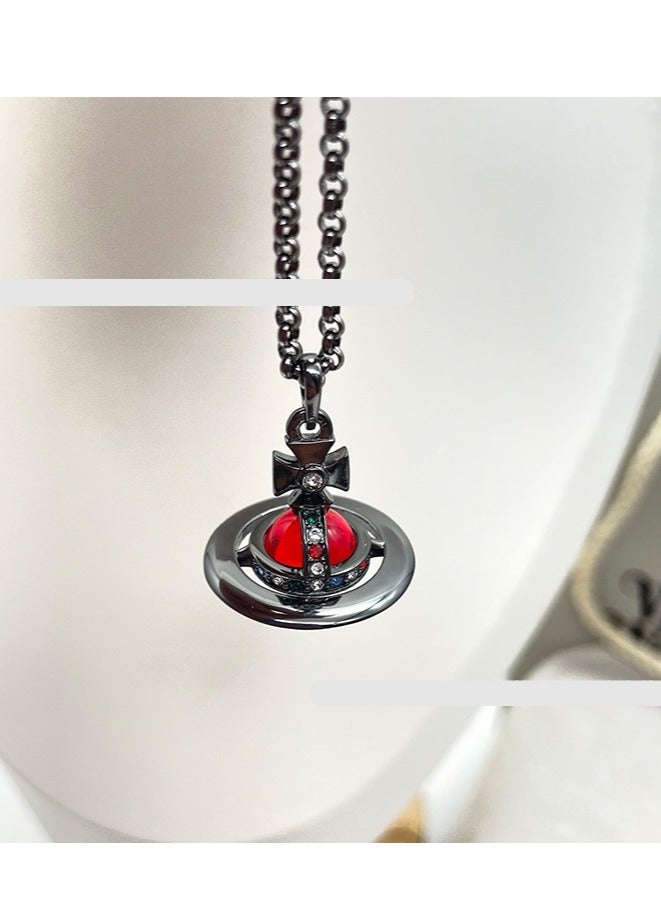 فيفيان ويستوود قلادة كوكبية فيفيان ويستوود مايفير ثلاثية الأبعاد - متوفرة بألوان متعددة (قلادة سوداء) - Image 3