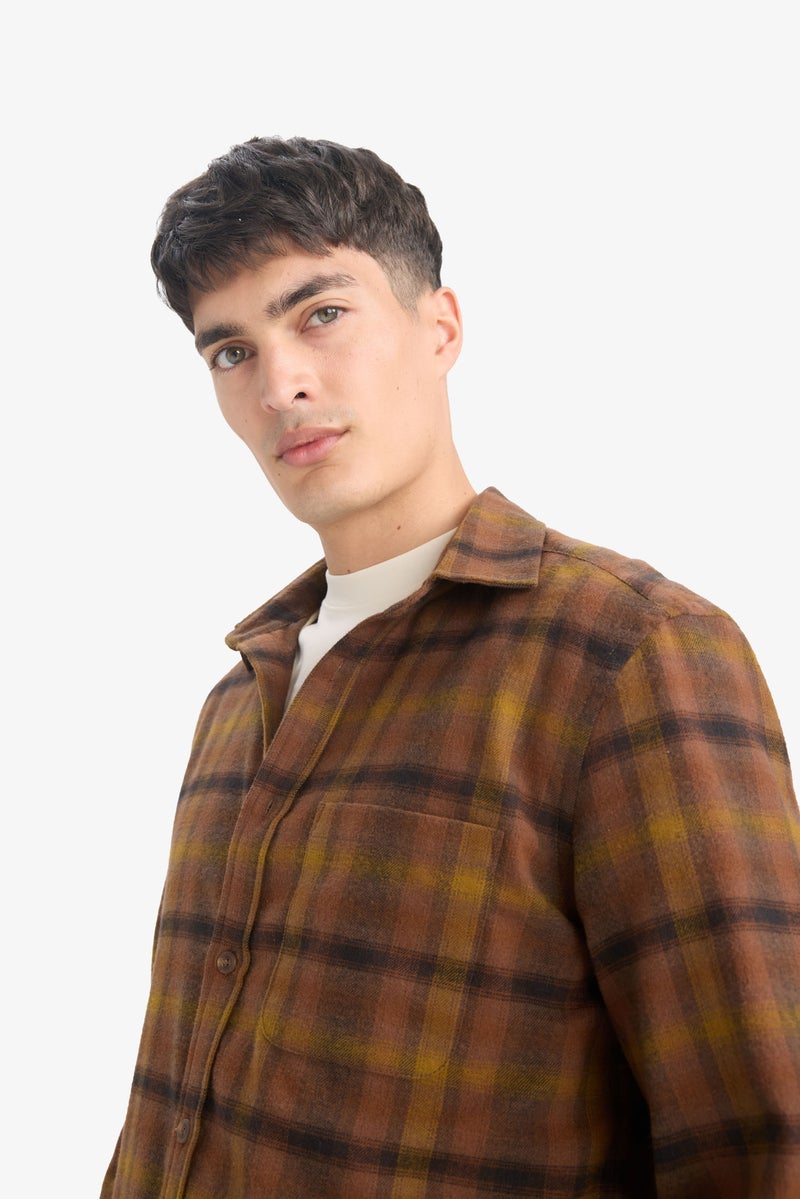 ديفاكتو قميص بولو رجالي بقصة عادية وياقة بولو منقوشة وأكمام طويلة - Image 5