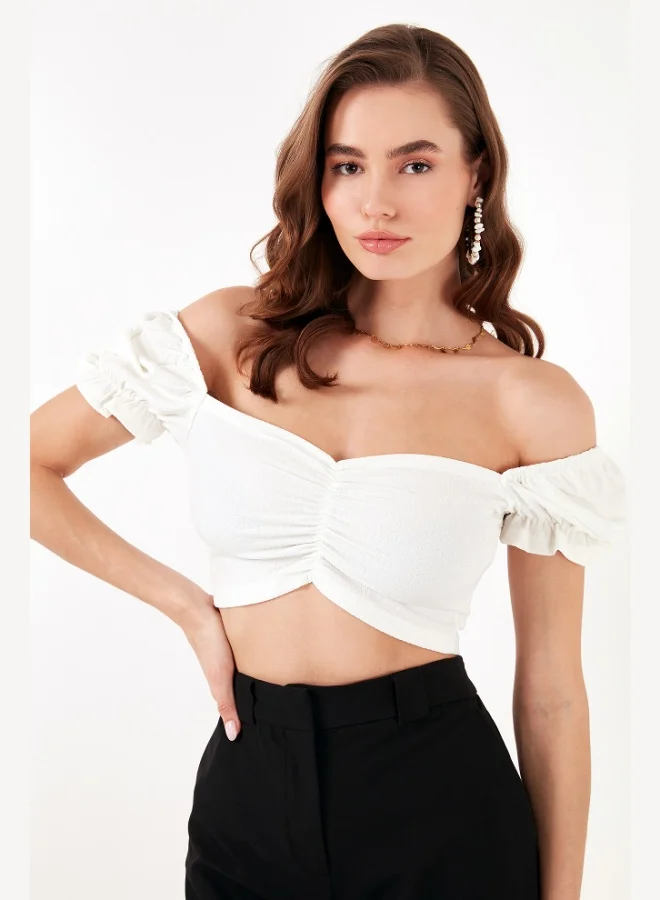 ليلا بلوزة نسائية قصيرة بياقة قلب وخصر ضيق مزين بتفاصيل