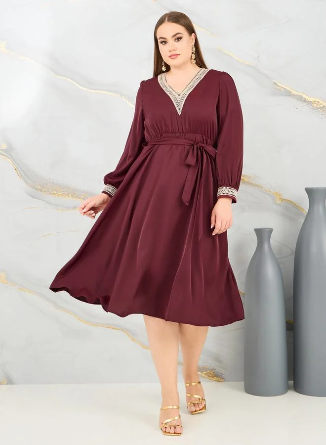 ستايلي Plus Lace Detail V Neck A-Line Midi Dress