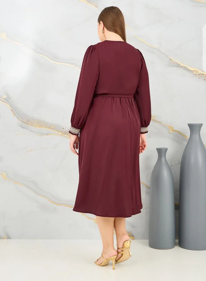 ستايلي Plus Lace Detail V Neck A-Line Midi Dress