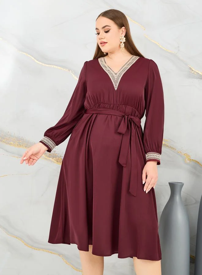 ستايلي Plus Lace Detail V Neck A-Line Midi Dress