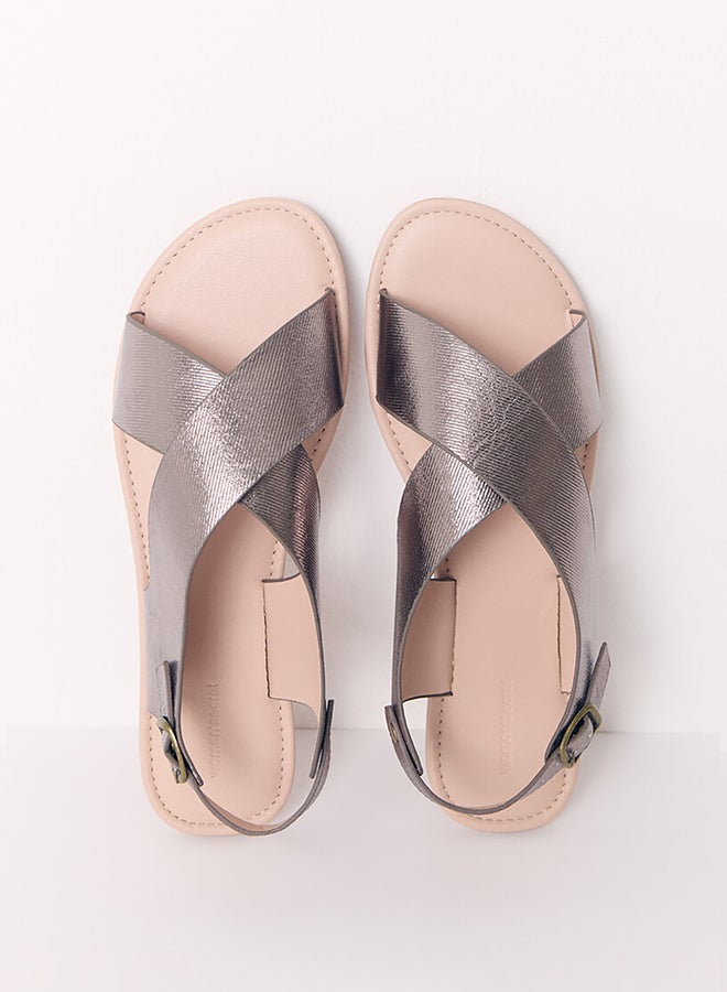 women'secret Shiny Flat Cross Sandals  - Image 2