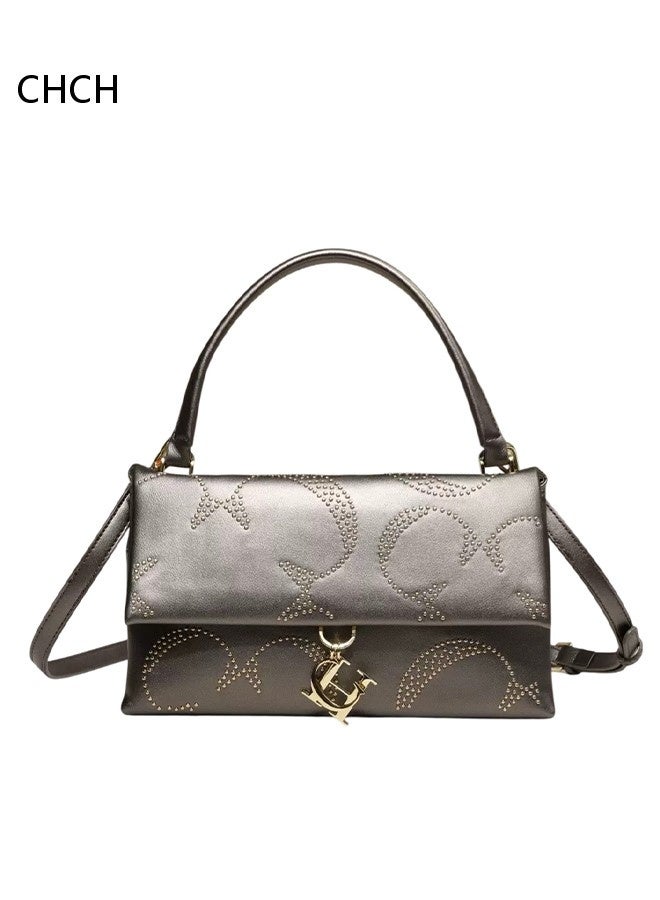 حقيبة يد مزينة بحروف موضوعة على الكتف