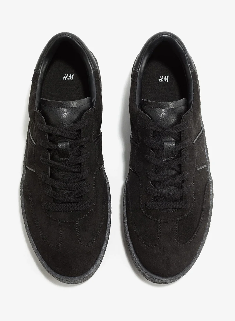 اتش اند ام حذاء رياضي بنعل سميك