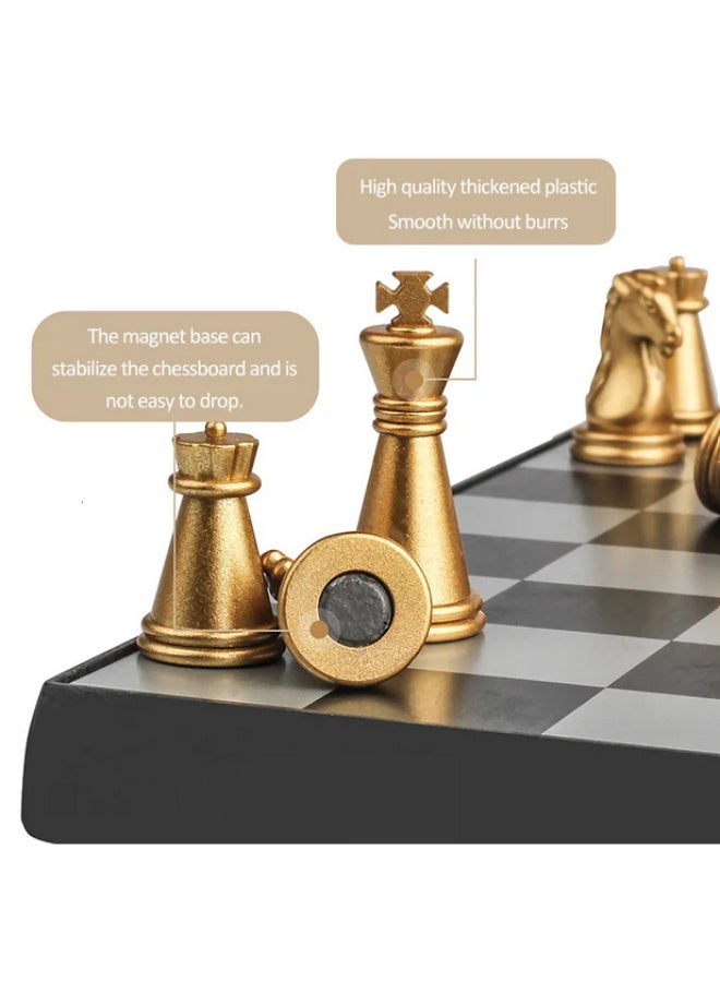 مجموعة شطرنج مغناطيسية فاخرة - مثالية للسفر والتحدي الذهني!  تصميم أنيق بقطع ذهبية وفضية مغناطيسية تمنع الانزلاق أثناء اللعب - لوح قابل للطي لسهولة الحمل والتخزين -مقاومة للماء + حماية داخلية متينة - صديقة للبيئة وآمنة للأطفال والكبار   رائعة للجلسات العائلية  مثالية كهدية مميزة 🎁 - Image 5