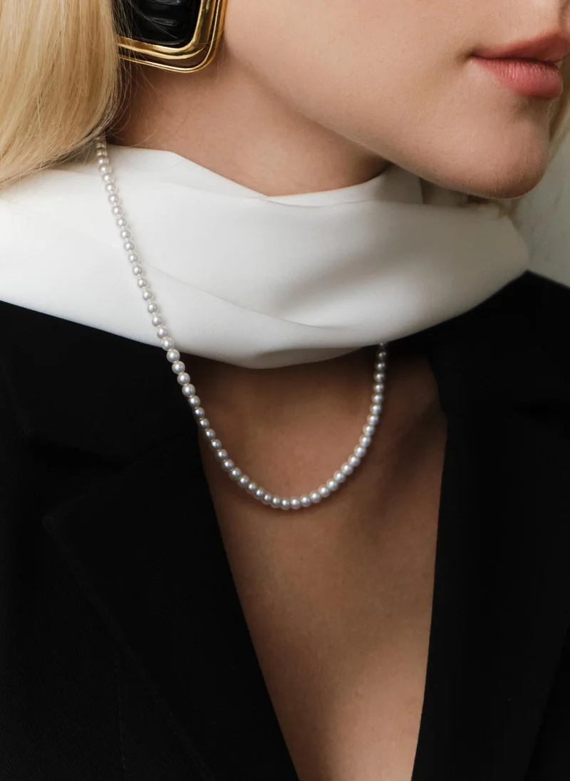 Necklace of small pearls