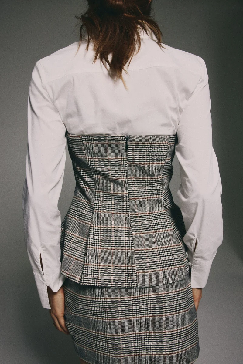 اتش اند ام بلوزة بحافة واسعة