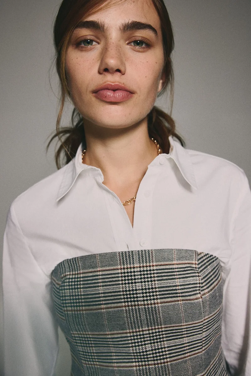 اتش اند ام بلوزة بحافة واسعة