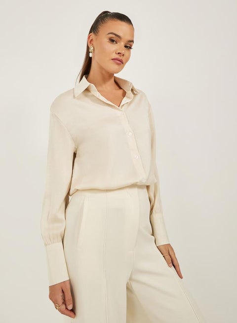 قميص بأزرار وياقة واسعة