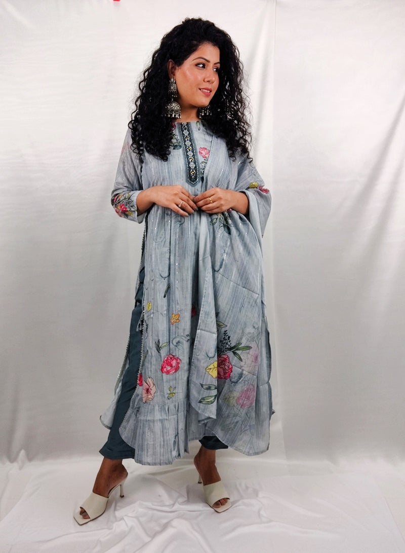 باناش برييا PRIYA'S PANACHE طقم كورتا بانت دوباتا من الحرير الفاخر باللون الرمادي بتصميم نيرا كات - ملابس تقليدية | ملابس حفلات هندية | زي للفعاليات والمناسبات الخاصة للنساء"  - Image 1