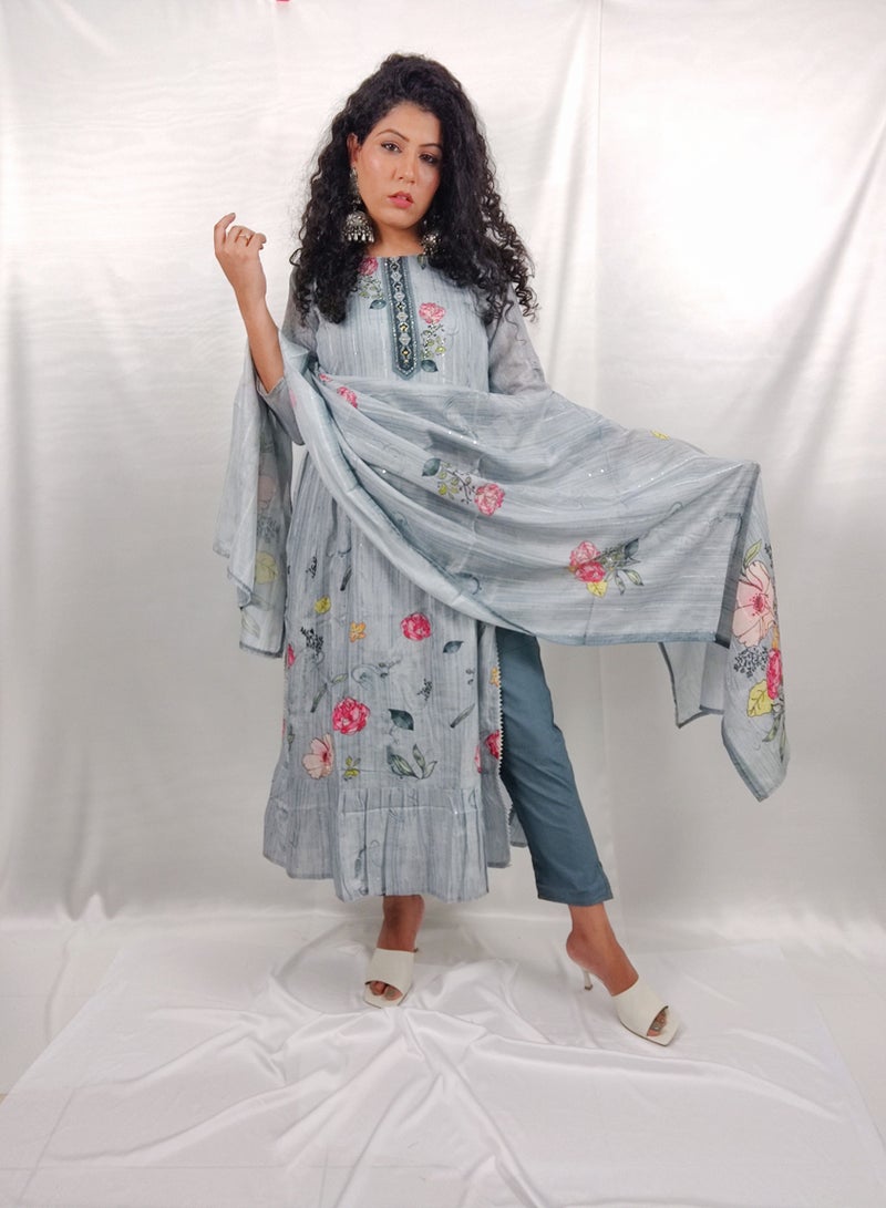 باناش برييا PRIYA'S PANACHE طقم كورتا بانت دوباتا من الحرير الفاخر باللون الرمادي بتصميم نيرا كات - ملابس تقليدية | ملابس حفلات هندية | زي للفعاليات والمناسبات الخاصة للنساء"  - Image 2