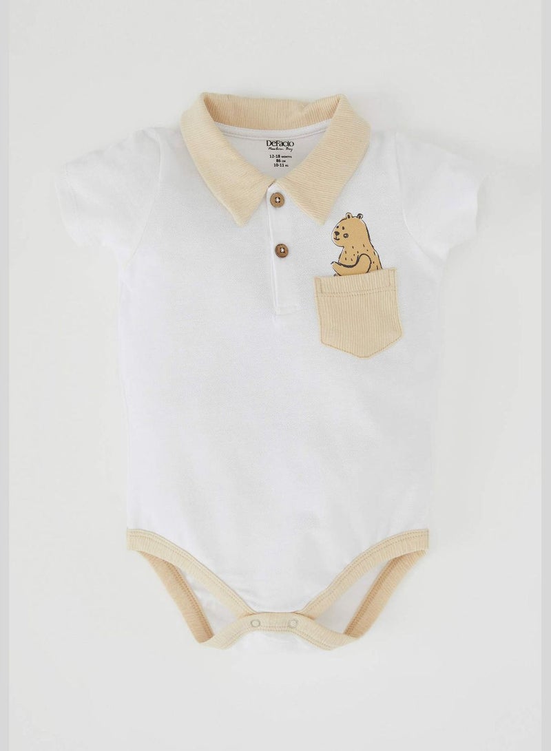 ديفاكتو بودي سوت مطبوع بأكمام قصيرة للمواليد - Image 3