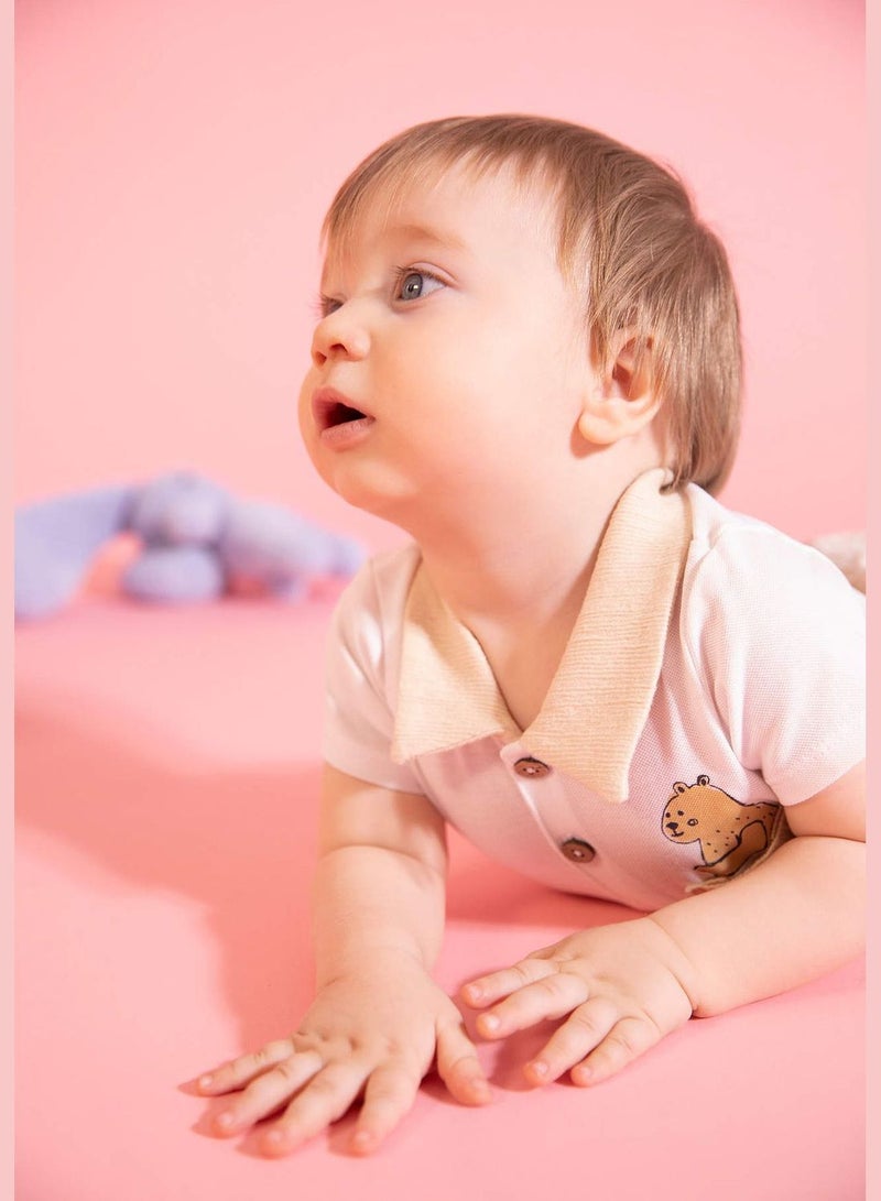 ديفاكتو بودي سوت مطبوع بأكمام قصيرة للمواليد - Image 1