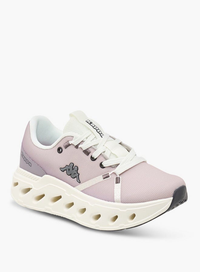 أحذية رياضية نسائية برباط وتفاصيل شعار