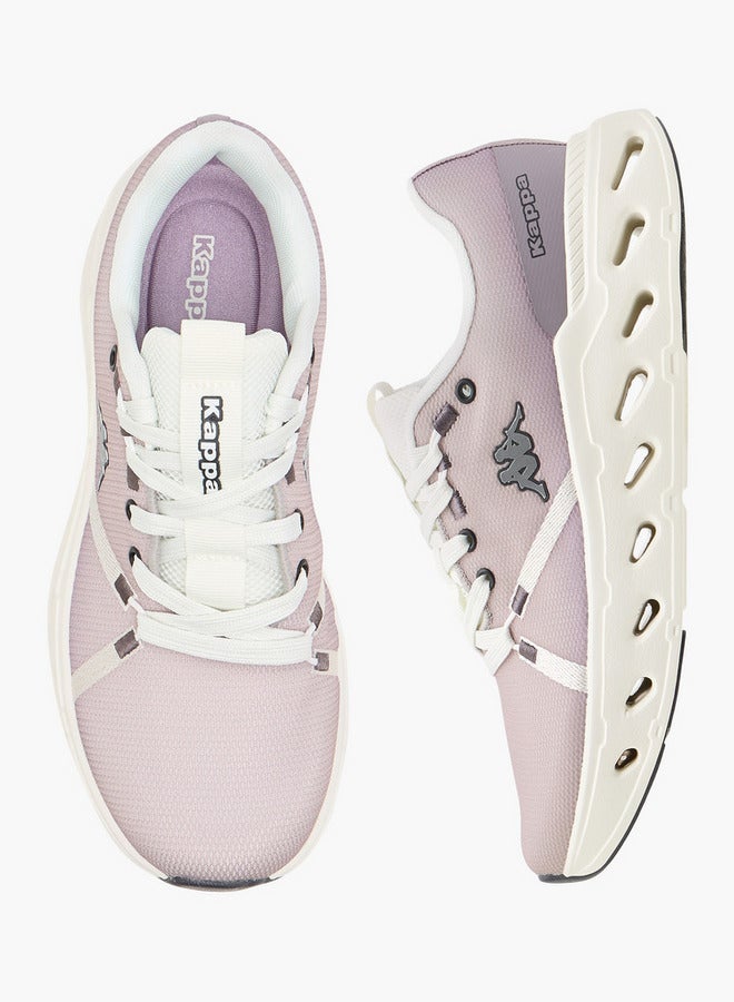 أحذية رياضية نسائية برباط وتفاصيل شعار