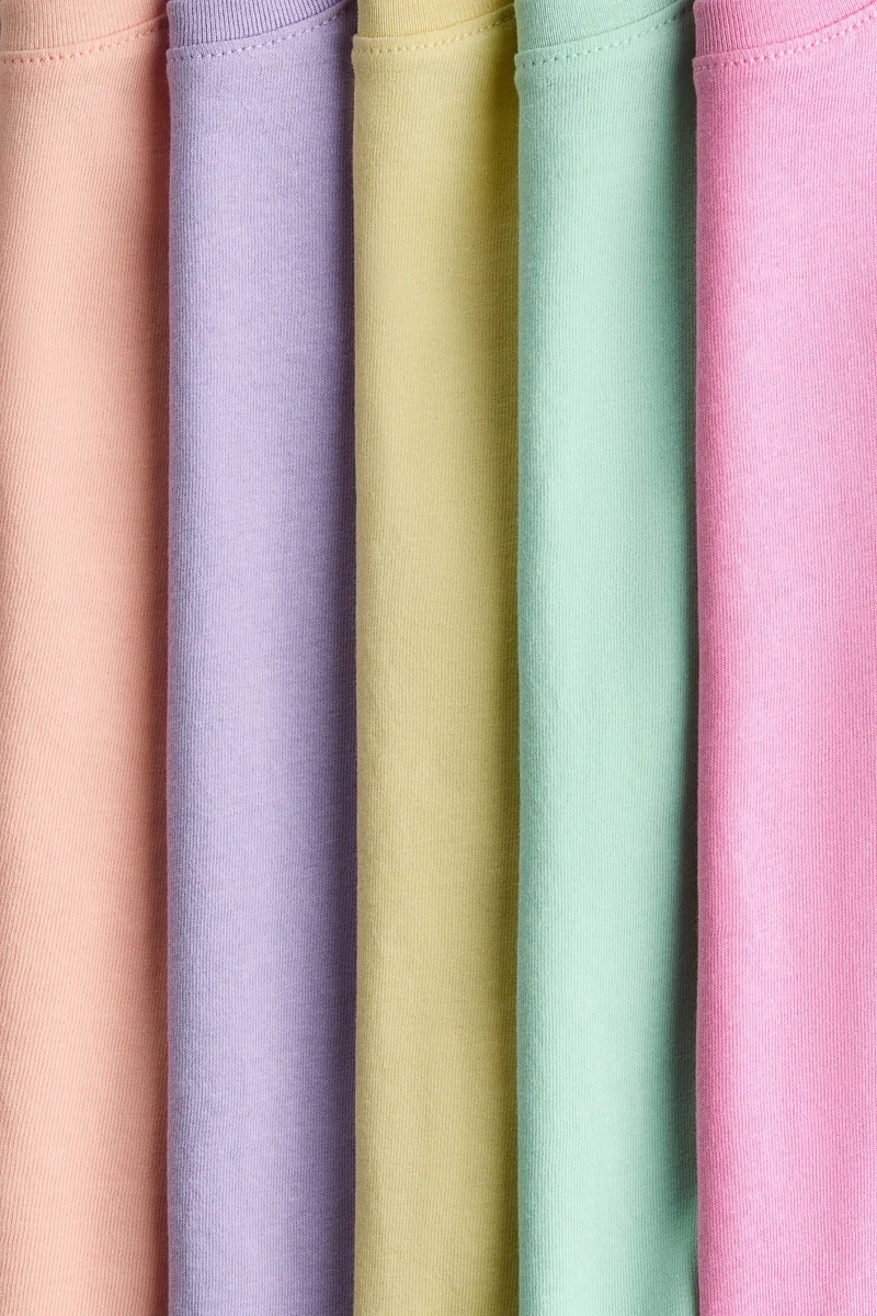 اتش اند ام عبوة من 5 تي-شيرتات