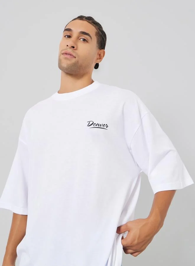 ستايلي تيشيرت بقصة بوكسي وطبعة جرافيك