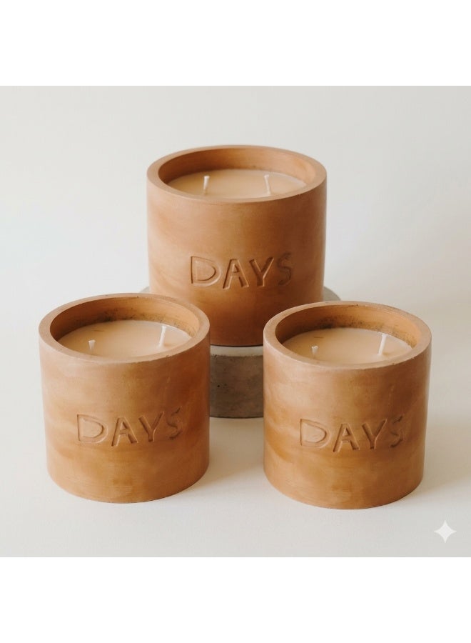 شمعة DAYS الفاخرة المصنوعة يدوياً – طقم من 3 قطع في وعاء صديق للبيئة ذي طابع ترابي