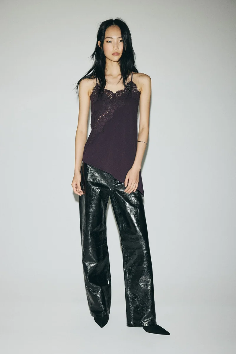 اتش اند ام بلوزة بحمالات كتف رفيعة وحواف دانتيل