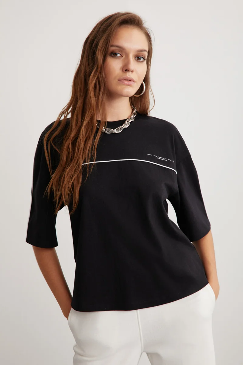 جريميلانج Rodes Women's Crew Neck Oversize Fit Piping Detail Printed Black T-Shirt