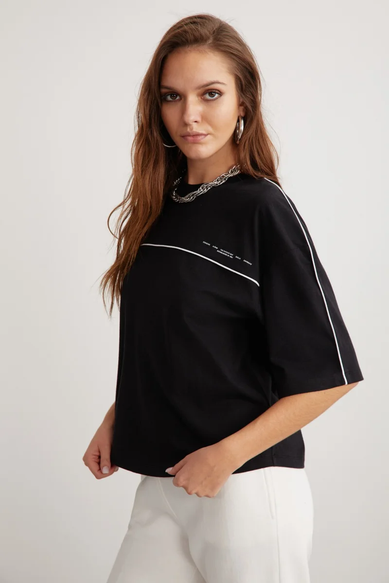 جريميلانج Rodes Women's Crew Neck Oversize Fit Piping Detail Printed Black T-Shirt