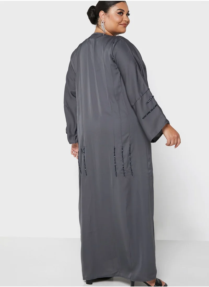 هيا كلوزيت كيرف عباية مزينة بحزوز