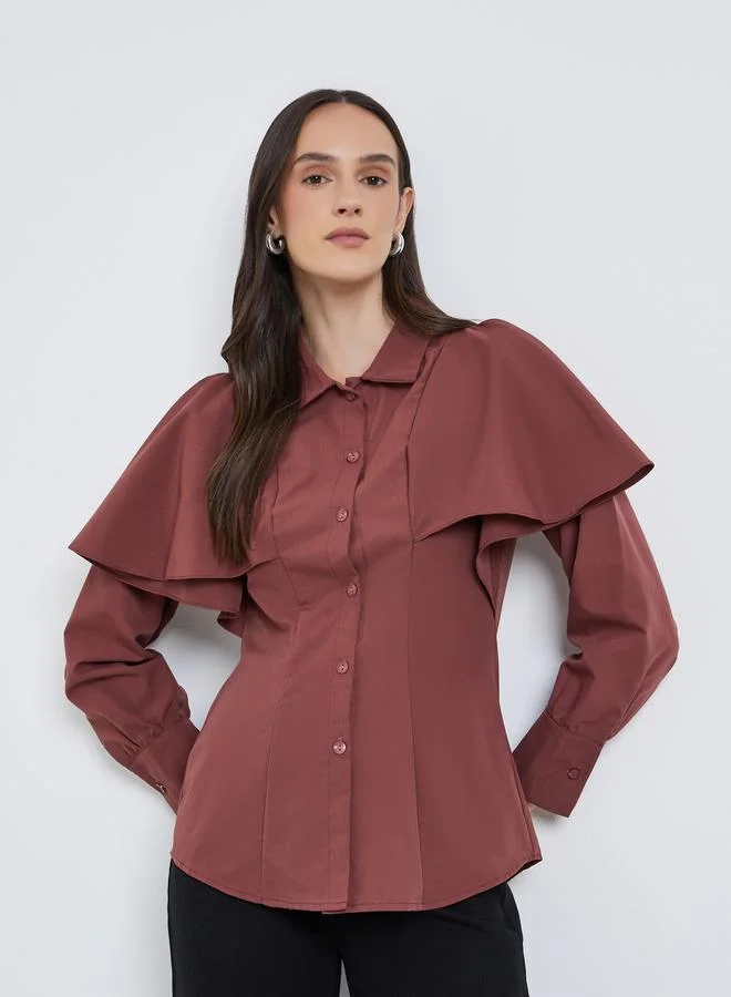 ستايلي بلوزة بقصة عادية وتفاصيل أزرار