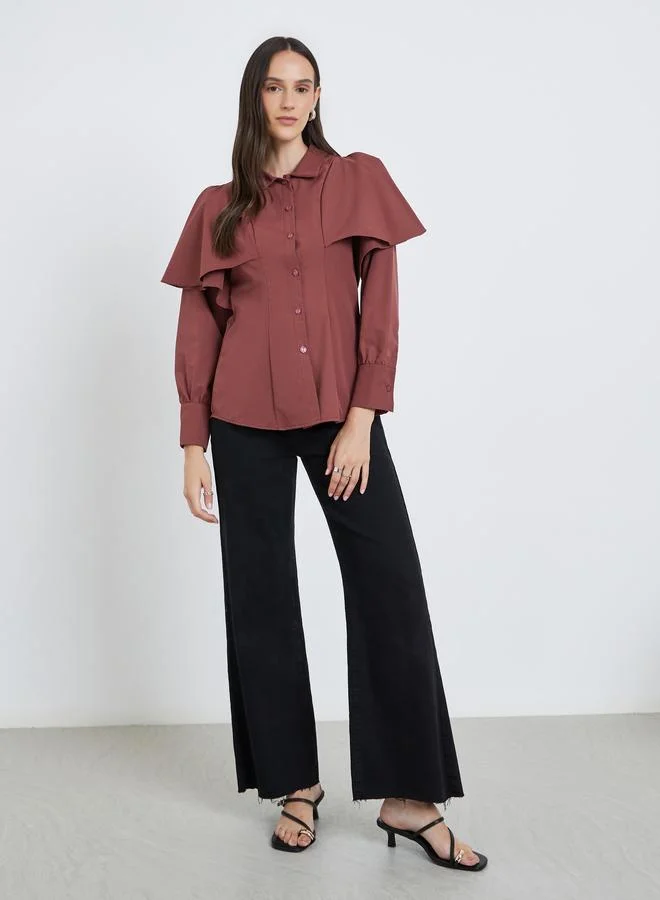 ستايلي بلوزة بقصة عادية وتفاصيل أزرار