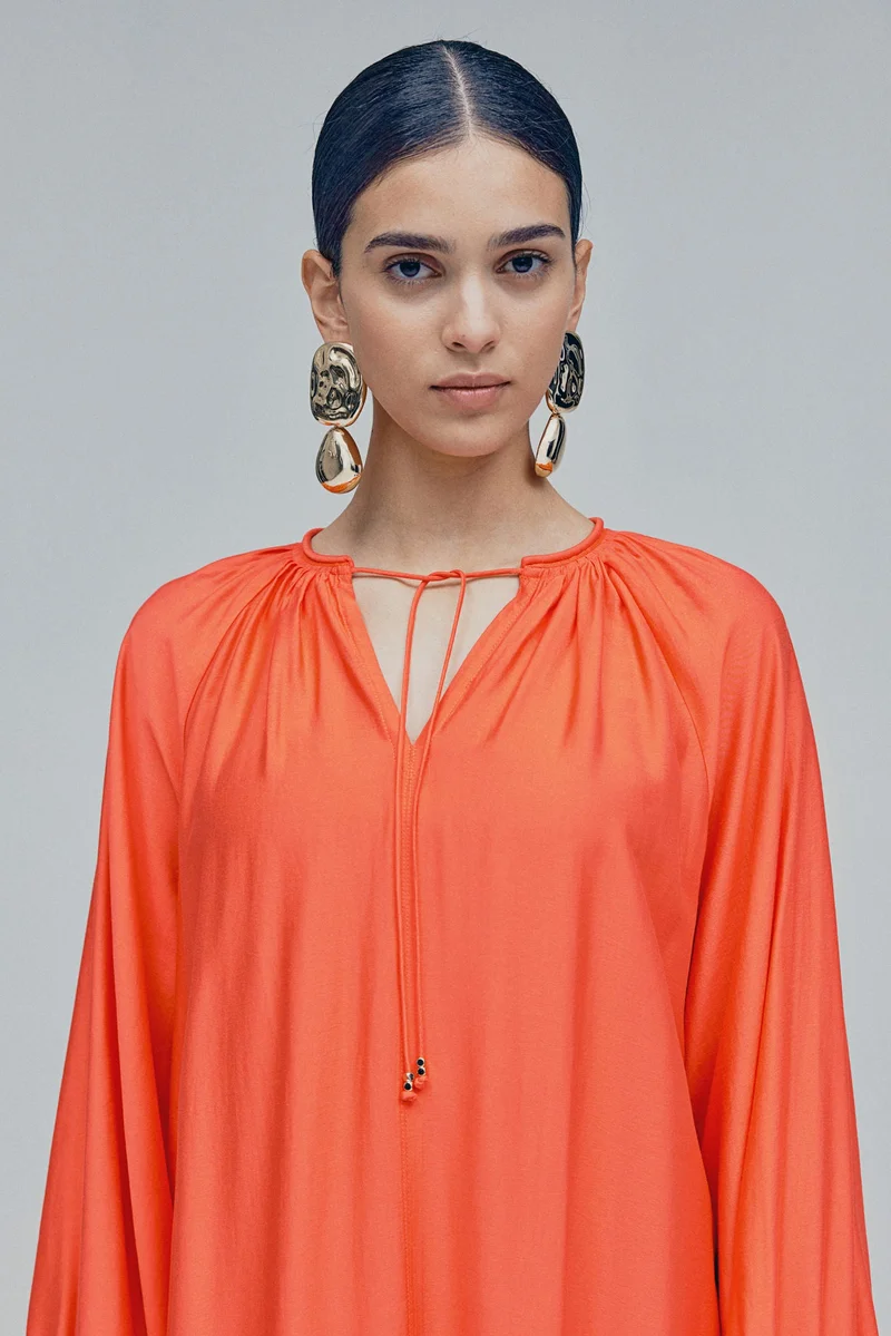 اتش اند ام فستان بأكمام واسعة