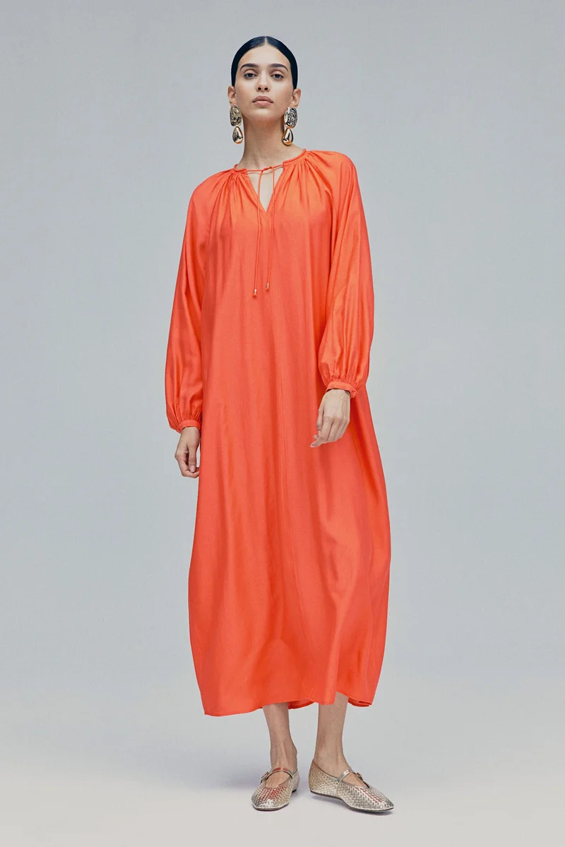 اتش اند ام فستان بأكمام واسعة