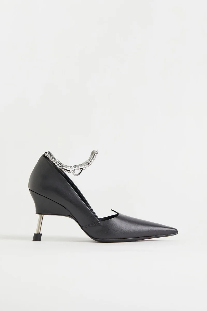 اتش اند ام كعب مزيّن بسلسلة مع الخرز