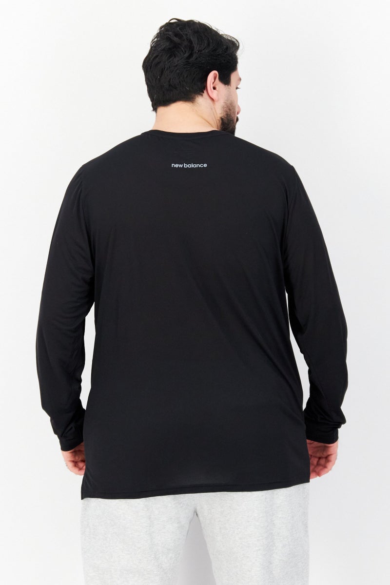 New Balance سويت شيرت رياضي رجالي للجري بأكمام طويلة وياقة دائرية، أسود  - Image 2
