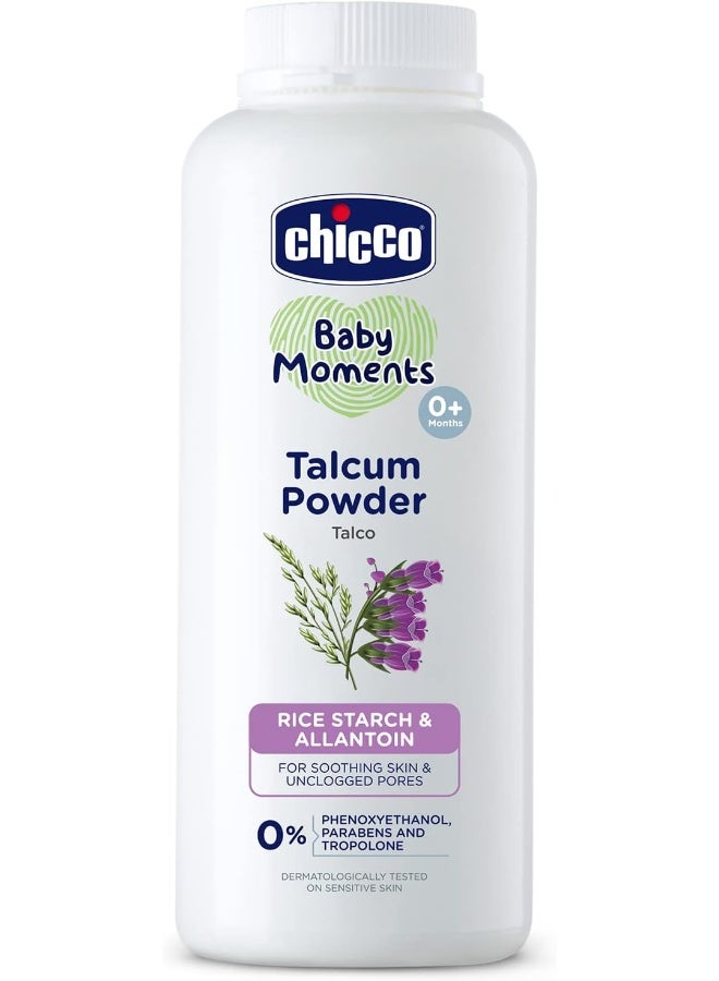 شيكو بودرة التلك بيبي مومنتس من شيكو بمكونات طبيعية، تلطف وترطب بشرة الطفل، تم اختبارها من قبل أطباء الجلدية، خالية من البارابين، خالية من الفينوكسي إيثانول منذ الولادة فما فوق (150 جم)، أبيض - Image 1