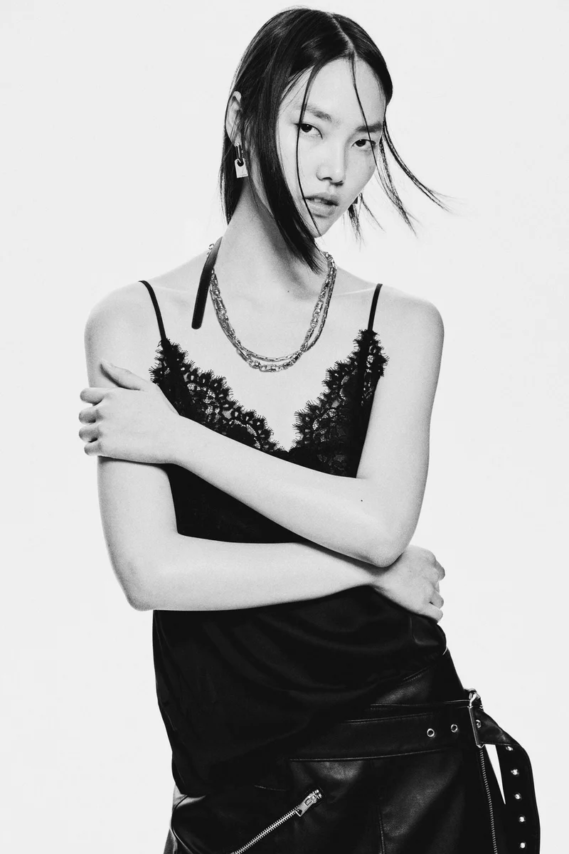 اتش اند ام بلوزة بحمالات كتف مع تفاصيل دانتيل