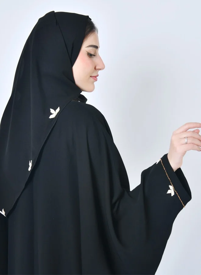 عبايات حوراء عباية لف موديل بشت مزينة بشك وتطريز يدوي على اطراف العباية والاكمام باللون البيج والذهبي