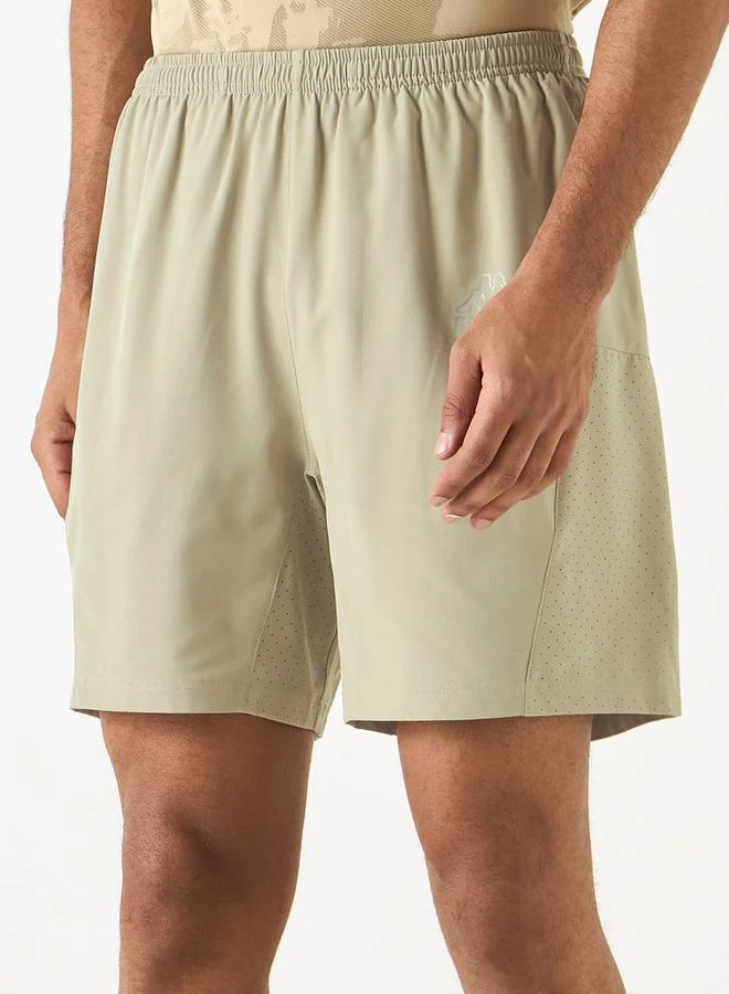 كابا شورت بخصر مطاطي وجيوب وطبعات شعار من كابا