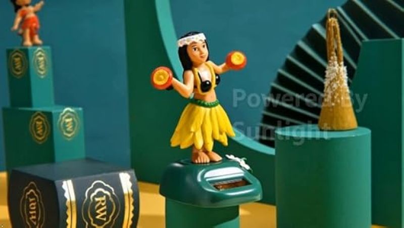 تمثال الرقص الشمسي هولا Girl - هيكل بلاستيك زجاجي لامع أصفر - يعمل بمستشعر الضوء تلقائي التشغيل/الإيقاف - زخرفة فتاة الهولا - قاعدة دوارة ناعمة - إكسسوار لوحة قيادة السيارة غير قابل للانزلاق للمنزل والحفلات والديكور الاستوائي - Image 4