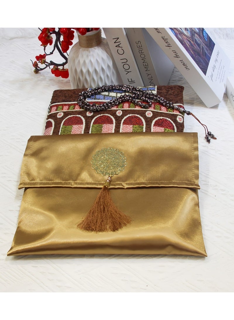 مجموعة هدايا رمضان هدية المهر عبارة عن حزمة تفتا مهدبة على شكل مربع من شانيل، مع سجادة وصينية ذهبية.