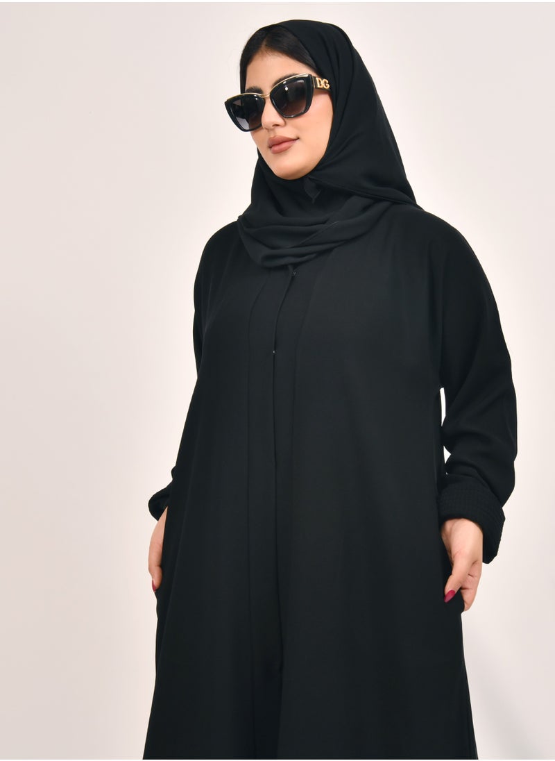 عباية نسائية مغلقة بطقطق مع جيوب و نقش على الأكمام الضيقة بطبقتين